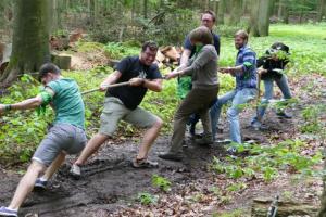 Tauziehen im Schnurstracks Kletterpark