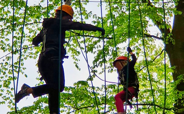 Kletter Coach im schnurstracks Kletterpark. Guide für den Kindergeburtstag